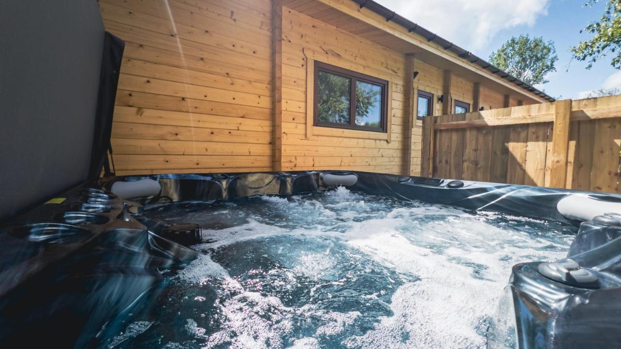 Sundance Lodge, Fantastic New Cabin With Hot Tub - Sleeps 6 - Largest In Felmoor Park Морпет Екстериор снимка